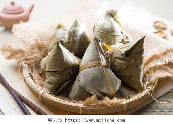 中国粽子上篮  后面是茶壶端午节